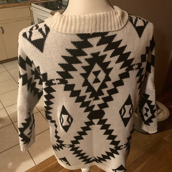 Staggered Pattern sweater - Picture 2 of 3